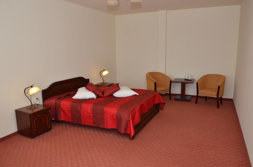Hotel Restaurant La Conac Botiz Bilik gambar