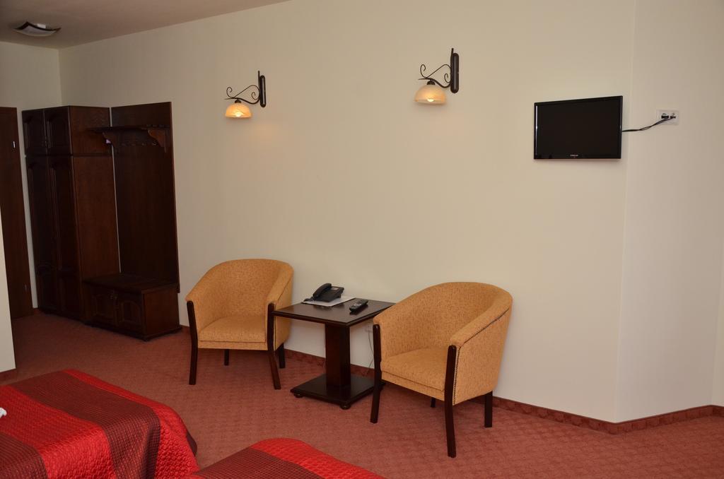 Hotel Restaurant La Conac Botiz Bilik gambar