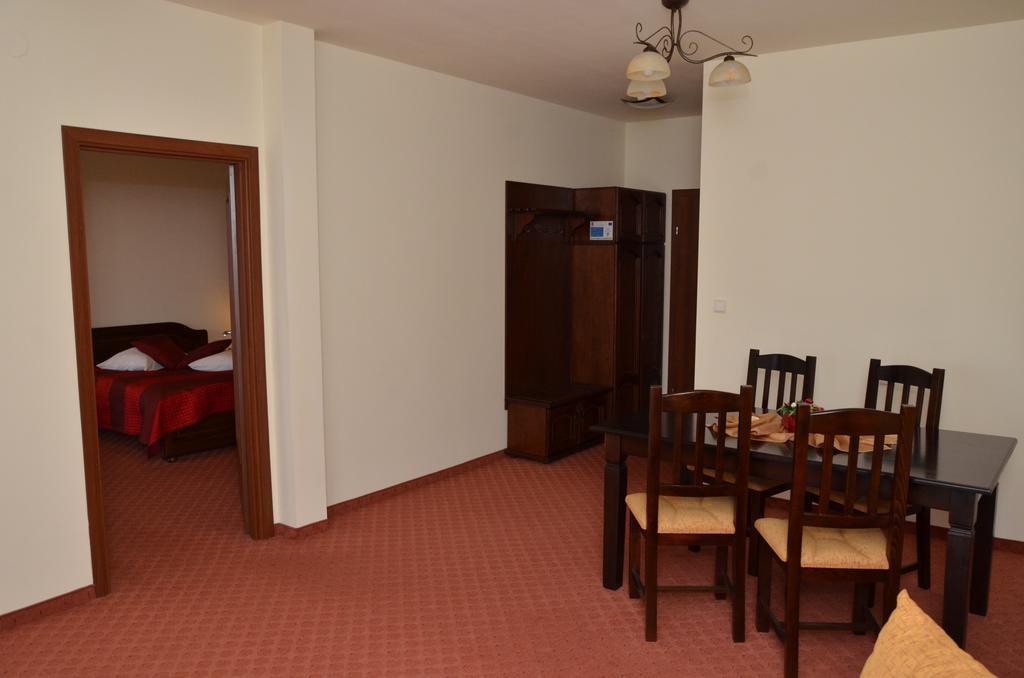 Hotel Restaurant La Conac Botiz Bilik gambar