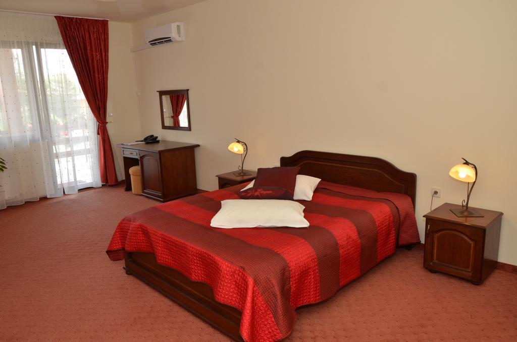 Hotel Restaurant La Conac Botiz Bilik gambar