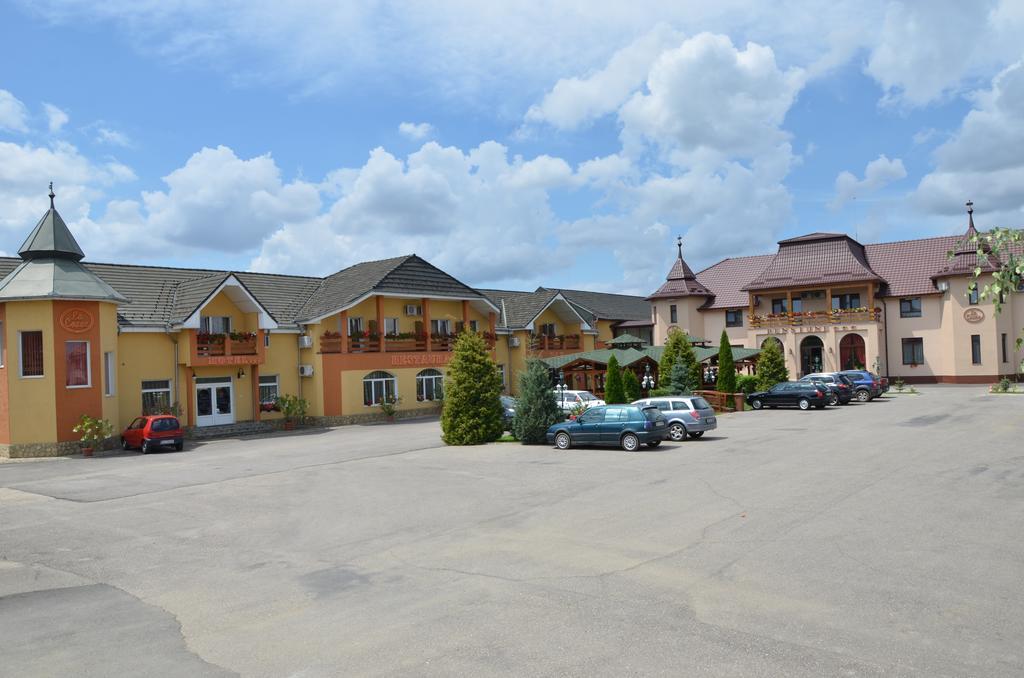 Hotel Restaurant La Conac Botiz Luaran gambar
